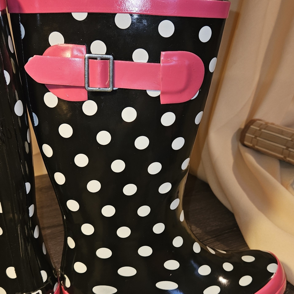 Cutest black and White Polka Dot Boots By Outbound.size 6.